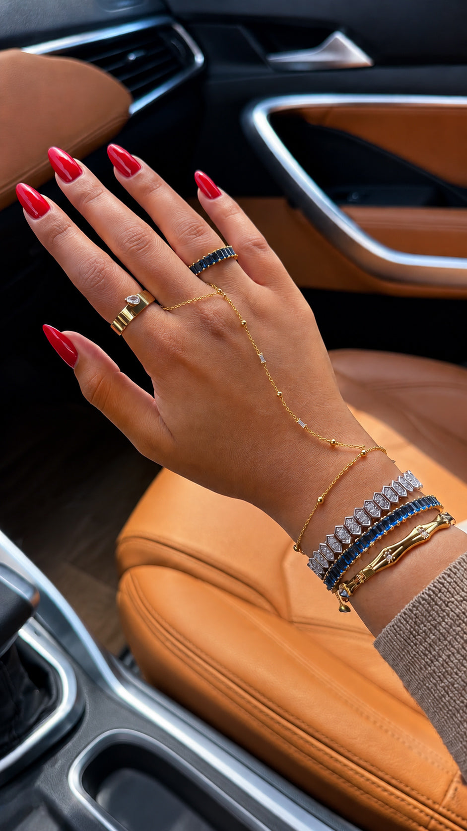 Marielle hand chain