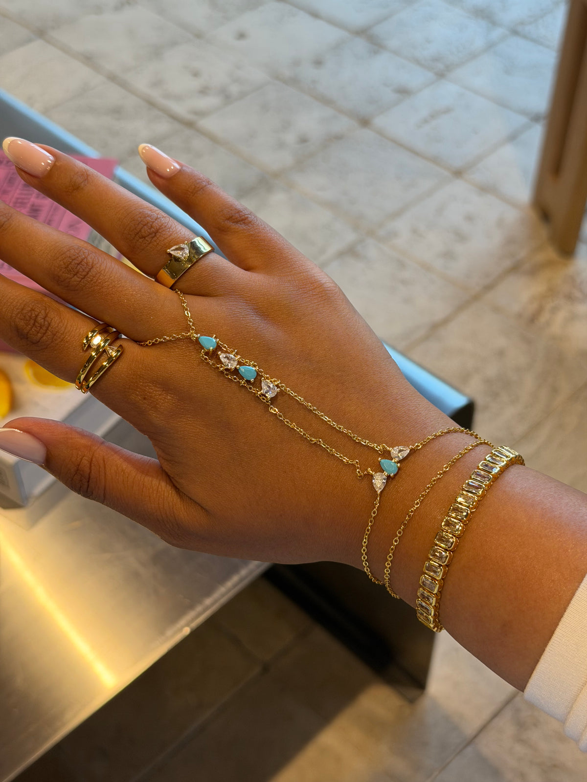 Skyelle hand chian